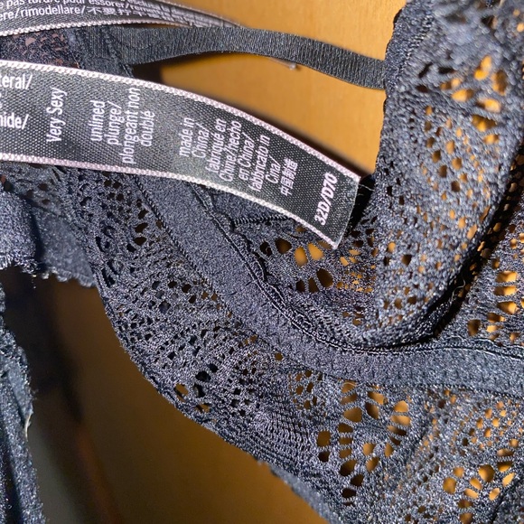 Victoria’s Secret black laced clip front - Picture 2 of 3